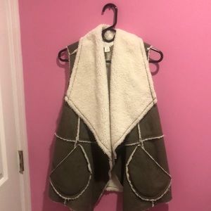 Reversible furry vest with 2 pockets. #NWT